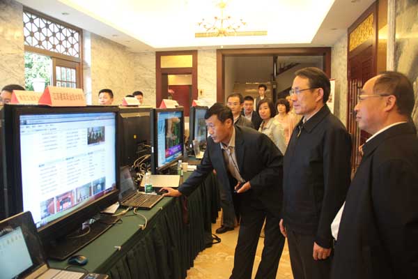 袁德明主任在我校展台前向教育厅沈健厅长、杨湘宁副厅长汇报信息化建设成果